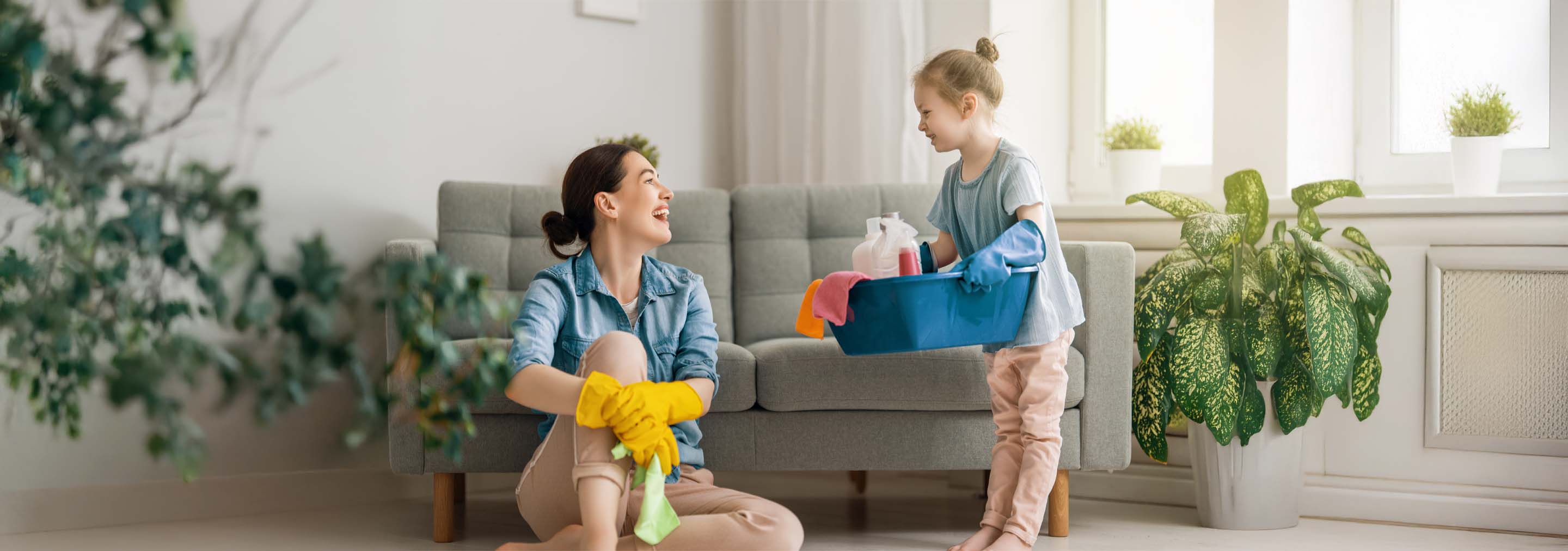Mamma och dotter som städar tillsammans